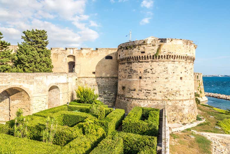 Il bastione e le mura del Castello Aragonese