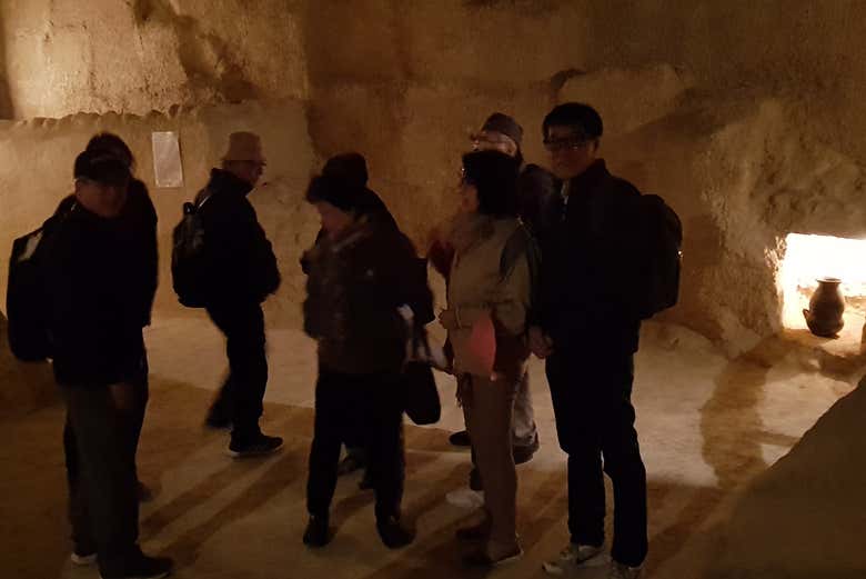 Listening to explanations from the guide