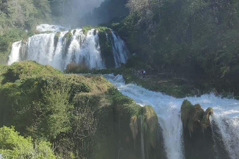 Panoramica di due salti delle cascate