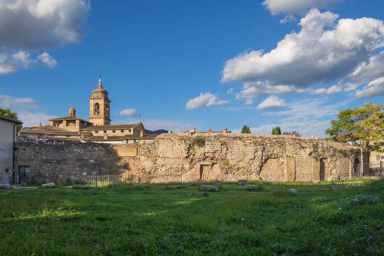 Vistas de Terni do exterior das muralhas