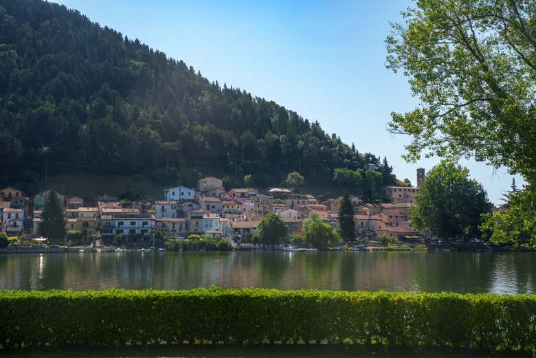 La vista del pueblo desde el otro lado del lago