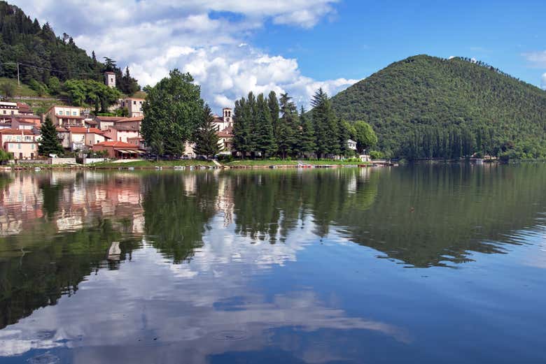Vista de Piediluco reflejada en las aguas del lago