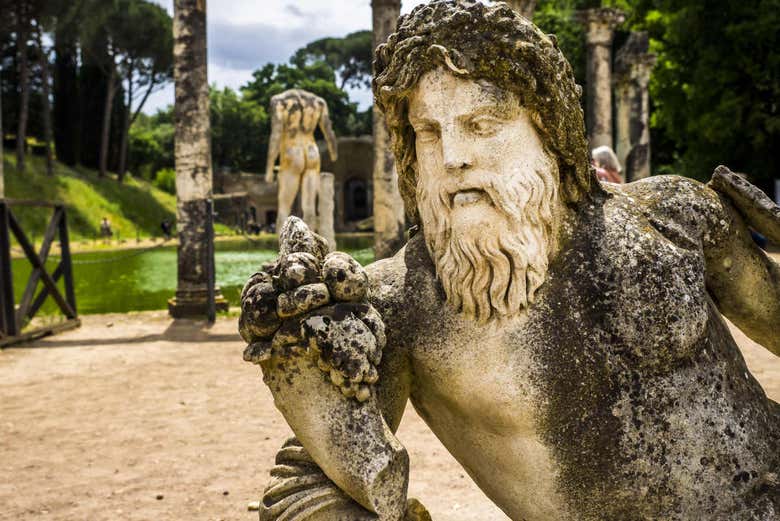 Una delle sculture di Villa Adriana