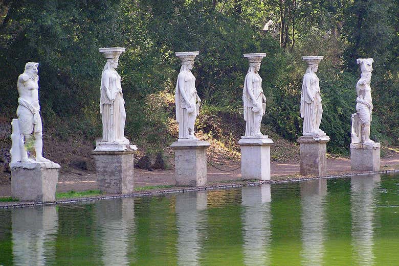Sculture nello stagno della villa