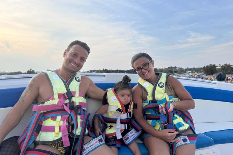 Una famiglia in posa per una foto sulla barca 