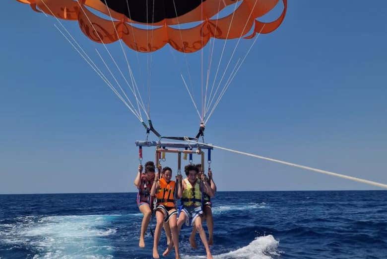 Bambini che si divertono con l'attività di parasailing