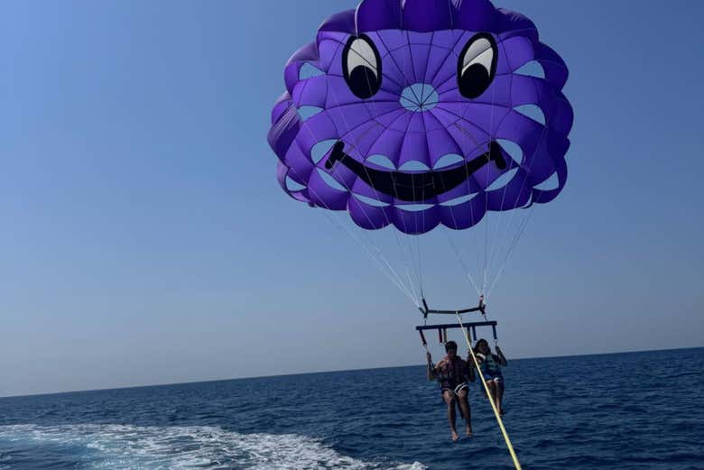 Parasailing nelle acque di Torre Vado