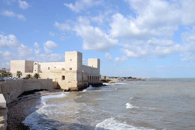 Observez la forteresse de la ville