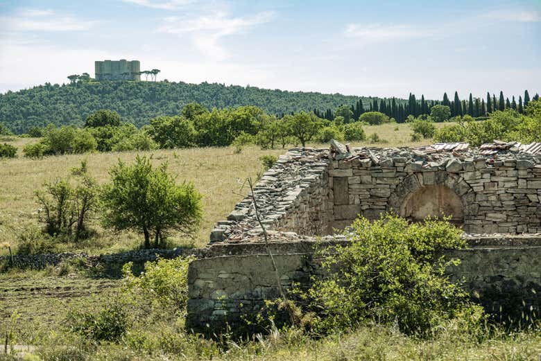 Le château est situé sur une colline à Andria
