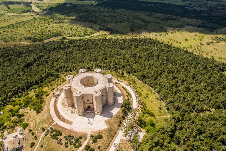 Le château est unique par son architecture octogonale