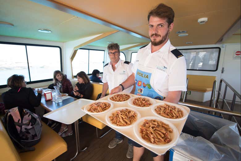 Um delicioso almoço a bordo do barco