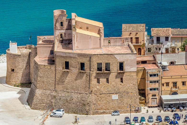 L'emblematica fortezza di Castellammare