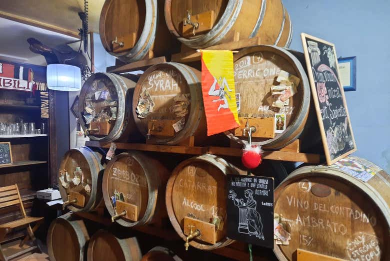 Barris de vinho em um dos locais da visita