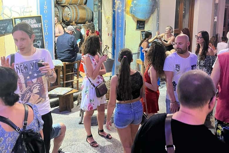 Degustando um delicioso vinho local