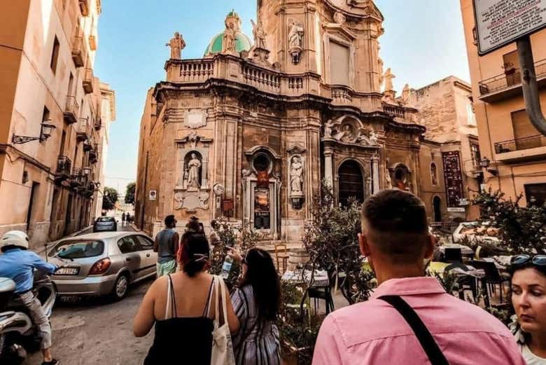 Observando la iglesia de las Almas del Purgatorio