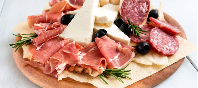 Degustazione di prodotti regionali in un'osmiza