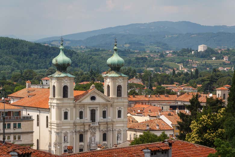 Vista su Gorizia con una chiesa barocca