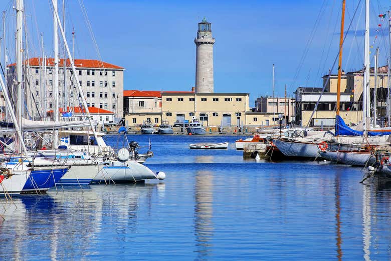 Port de plaisance et phare de Trieste
