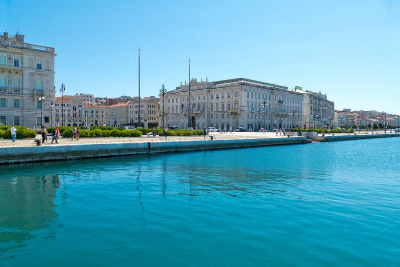 Piazza Unità è affacciata sul mare