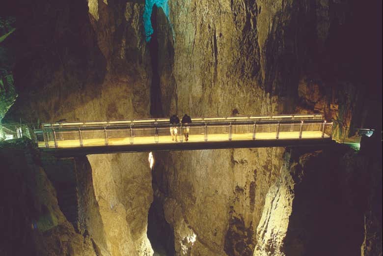 Puente acristalado en el interior de la cueva
