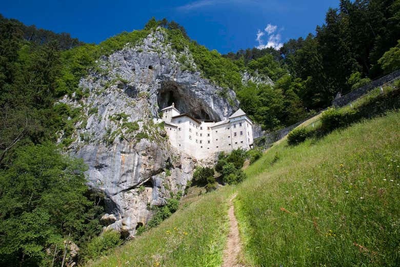 Vue sur le château de Predjamac