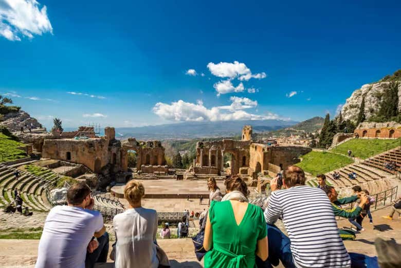Contemplando el Teatro de Taormina 