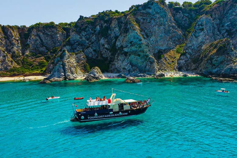 Profitez de la balade en bateau à Capo Vaticano