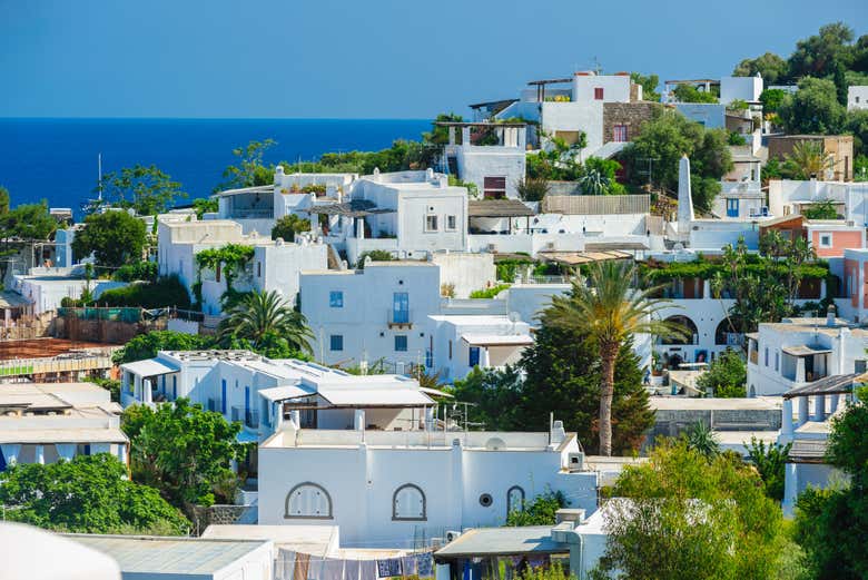 Île de Panarea avec ses maisons blanches