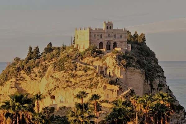 Vue aérienne du sanctuaire de Santa Maria dell'Isola à Tropea