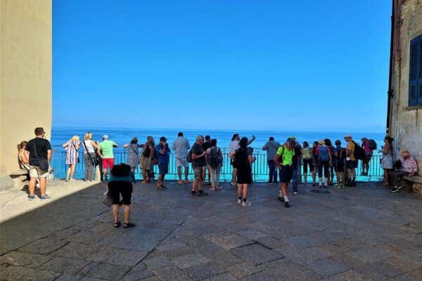 À l'écoute des explications du guide