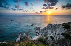Paseo en barco al atardecer por el Capo Vaticano con aperitivo