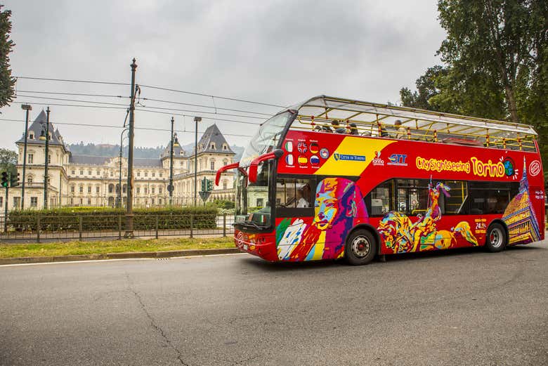 El autobús turístico recorriendo Turín