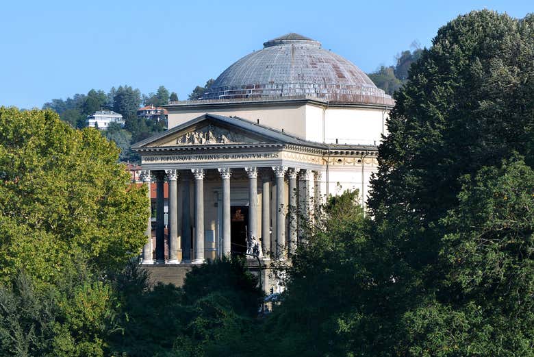 Uno scorcio sulla chiesa della Gran Madre di Dio