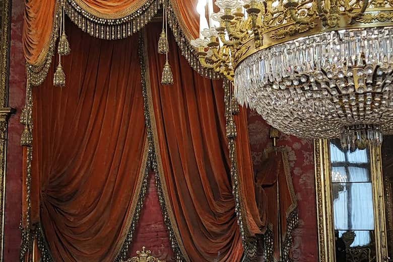 Una de las lámparas del Palacio Real de Turín