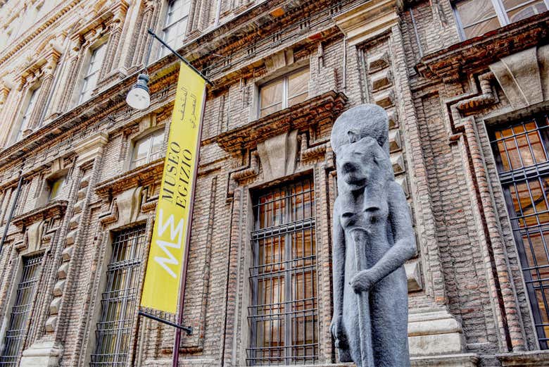 Statua di Sekhmet all'ingresso del Museo Egizio
