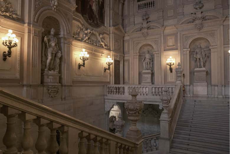 Esculturas junto às escadas do palácio