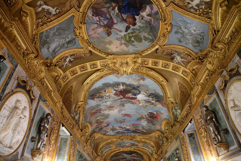 Admirando la decoración interior del Palacio Real de Turín