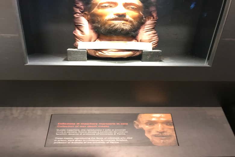 Una maschera di cera raffigurante un criminale