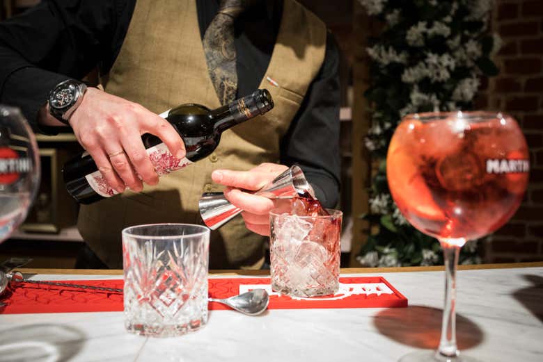 Preparazione di un cocktail a base di Martini