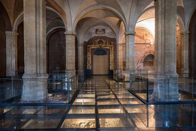 As paredes, os arcos e as passagens contam séculos de história