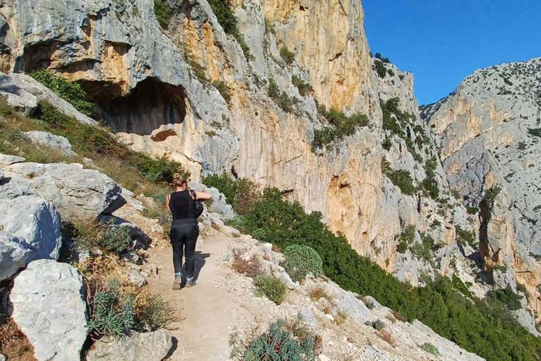 Un'escursionista durante il percorso nel canyon Gorropu