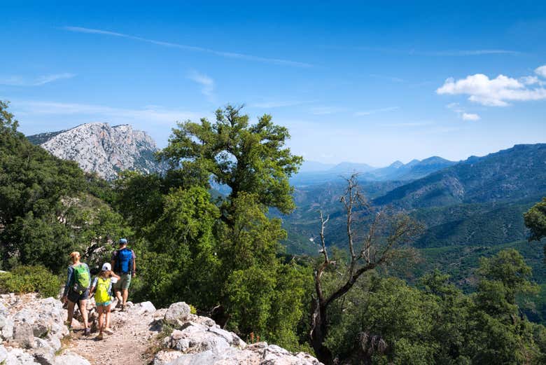 Escursionisti durante la camminata nella Gola di Gorropu