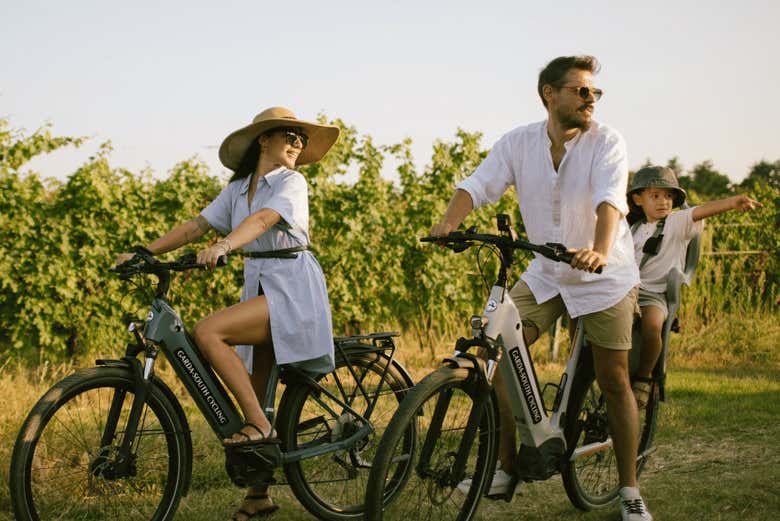 Recorriendo los viñedos en bicicleta