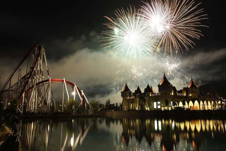Feux d'artifice au parc d'attractions MagicLand