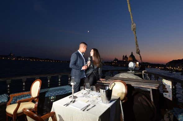 Crucero con cena en el Galeón Veneciano