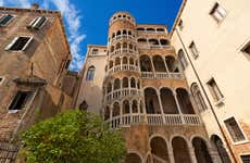 Ingresso da escadaria do palácio Contarini del Bovolo