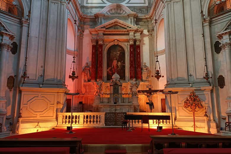 Altar de la iglesia preparado para el concierto