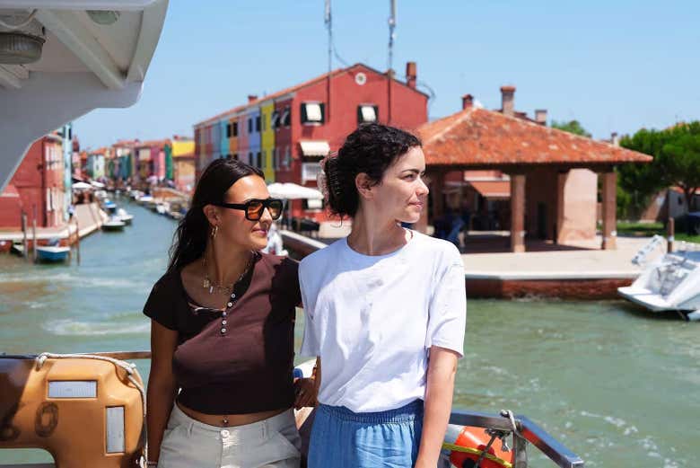 Contemplad las coloridas islas venecianas desde la cubierta
