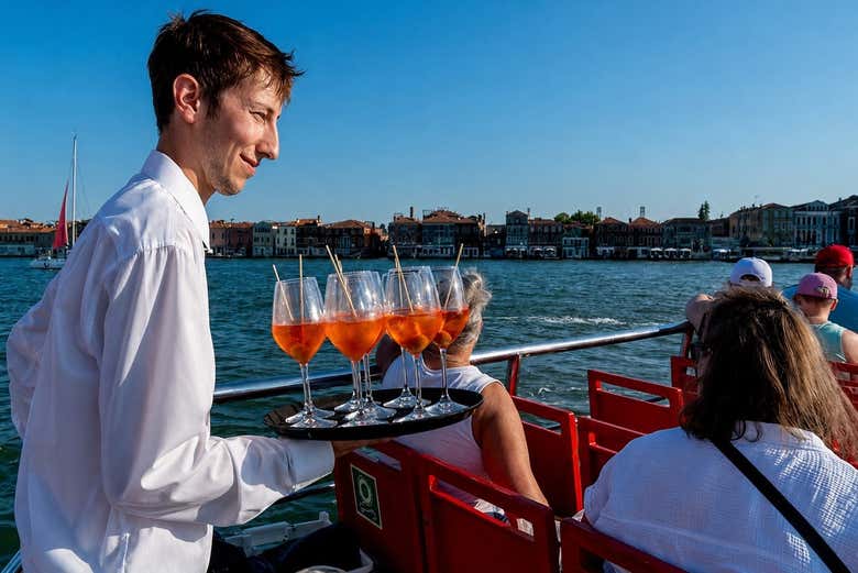Disfrutad de un auténtico aperitivo veneciano a bordo