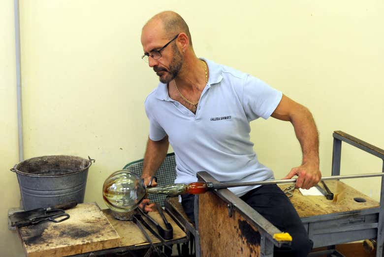 Artisan making a glass piece